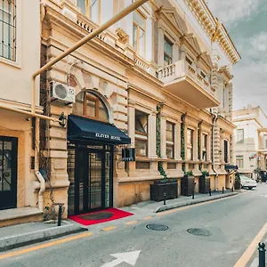 Hotel Eleven, Bakoe